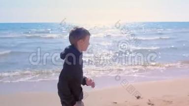 小男孩正在海边慢跑，沙滩小<strong>跑步</strong>，<strong>户外运动</strong>，侧面观看。
